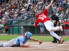 Goldeyes take Dogs to school with early-innings uprising – Winnipeg Sun